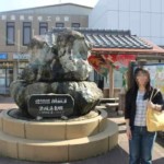 JR浜坂駅にある奇岩の温泉塔です。