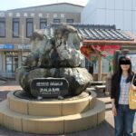 JR浜坂駅にある奇岩の温泉塔です。