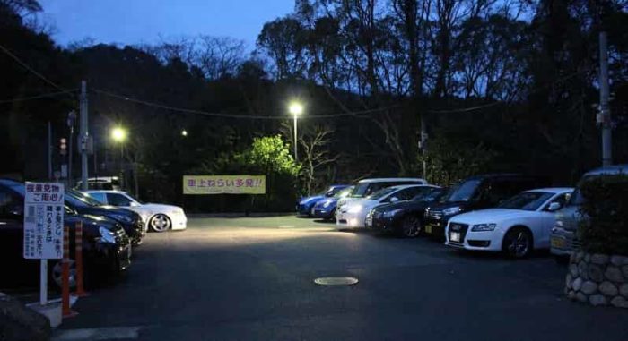 諏訪山展望台の無料駐車場です。