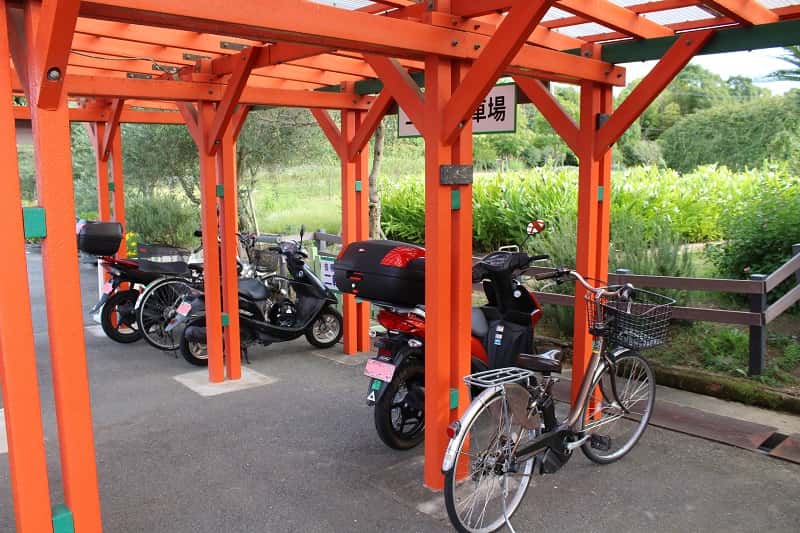 自転車・バイクの駐輪場です。