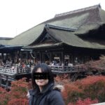 清水寺の本堂を包み込む紅葉です。