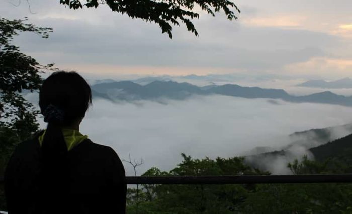 「立里荒神社」より望む雲海の景色です。
