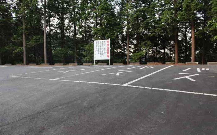 車道沿いにある無料駐車場です。