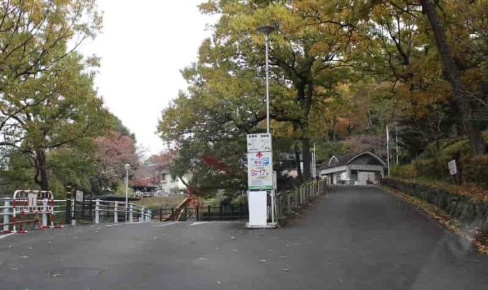 枚岡公園の無料の駐車場です。