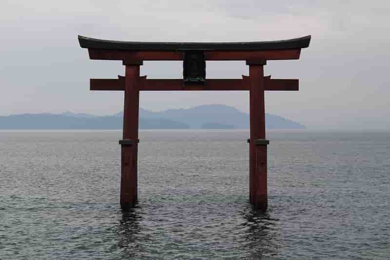 琵琶湖畔に浮かぶ白鬚神社の大鳥居です。