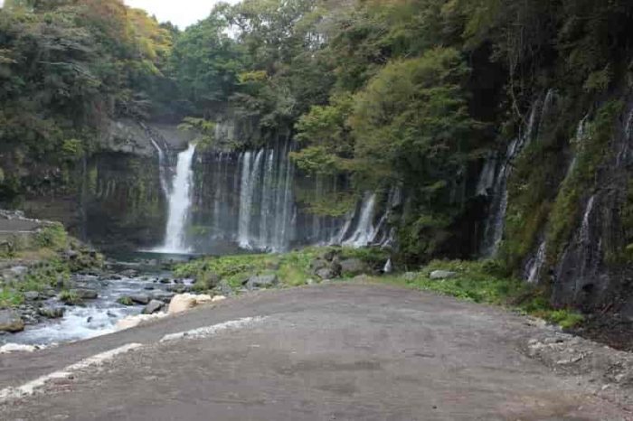 日本の滝100選の白糸の滝です。