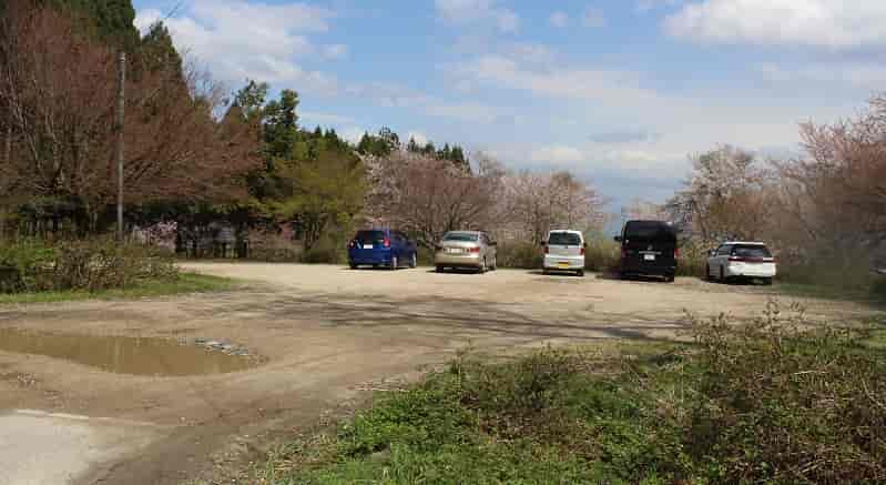 酒波寺に用意されている無料駐車場です。