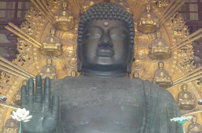 東大寺に鎮座する奈良の大仏さんです。